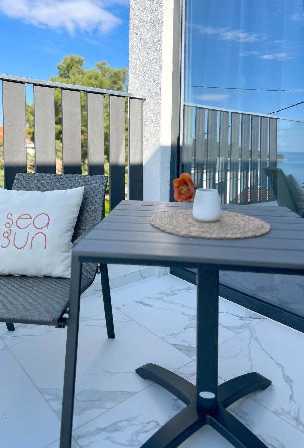Sea Sun Apartments Maslinica Esterno foto
